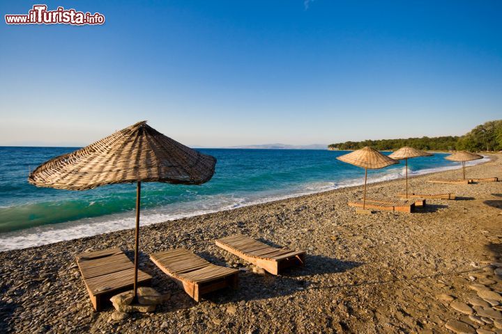 Immagine Spiaggia, ombrelloni e sdraio a Kusadasi, Turchia - Acqua cristallina, panorami suggestivi e comodità per rilassarsi sotto i raggi del sole sono l'eccellente biglietto da visita offerto da questa località turistica turca e dalla sua costa © Erhan Dayi / Shutterstock.com