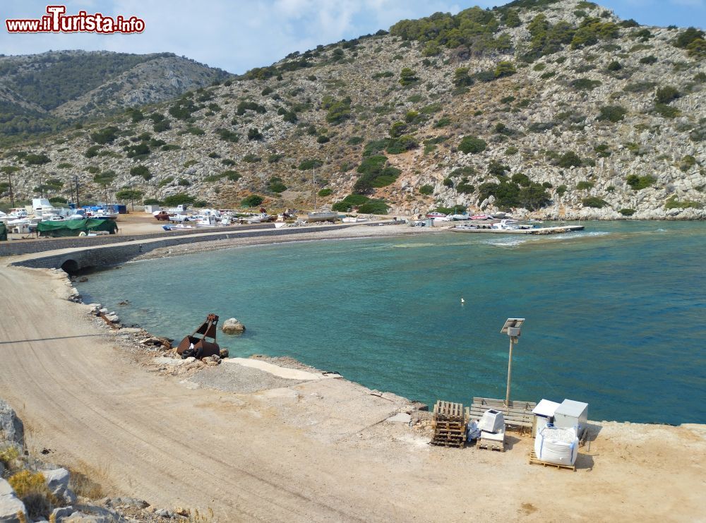 Immagine La spiaggia di Palamidas sull'isola di Hydra (Grecia), presso il porto di manutenzione.
