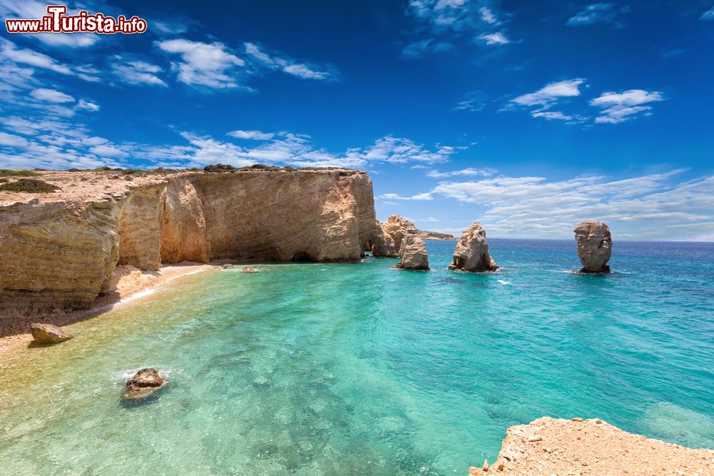 Immagine Una spiaggia paradisiaca lambita da acque smeraldo dell'Egeo sull'isola di Kato Koufonisi, Piccolo Cicladi, Grecia.