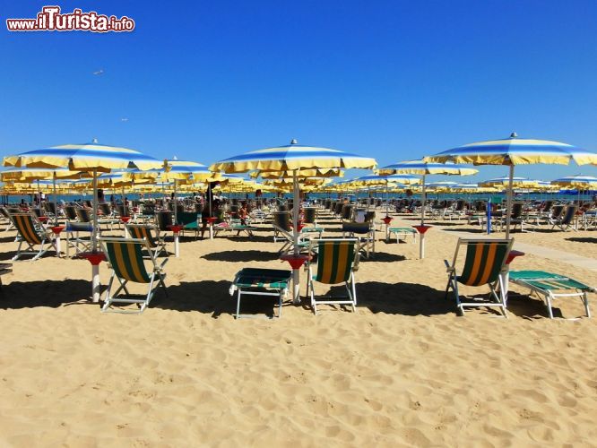 Immagine Sdraio e ombrelloni a Pescara, Abruzzo. Il litorale corre a fianco del centro e delle pinete; le spiagge della città sono ampie e con fondali bassi - © Sonia Alves-Polidori / Shutterstock.com