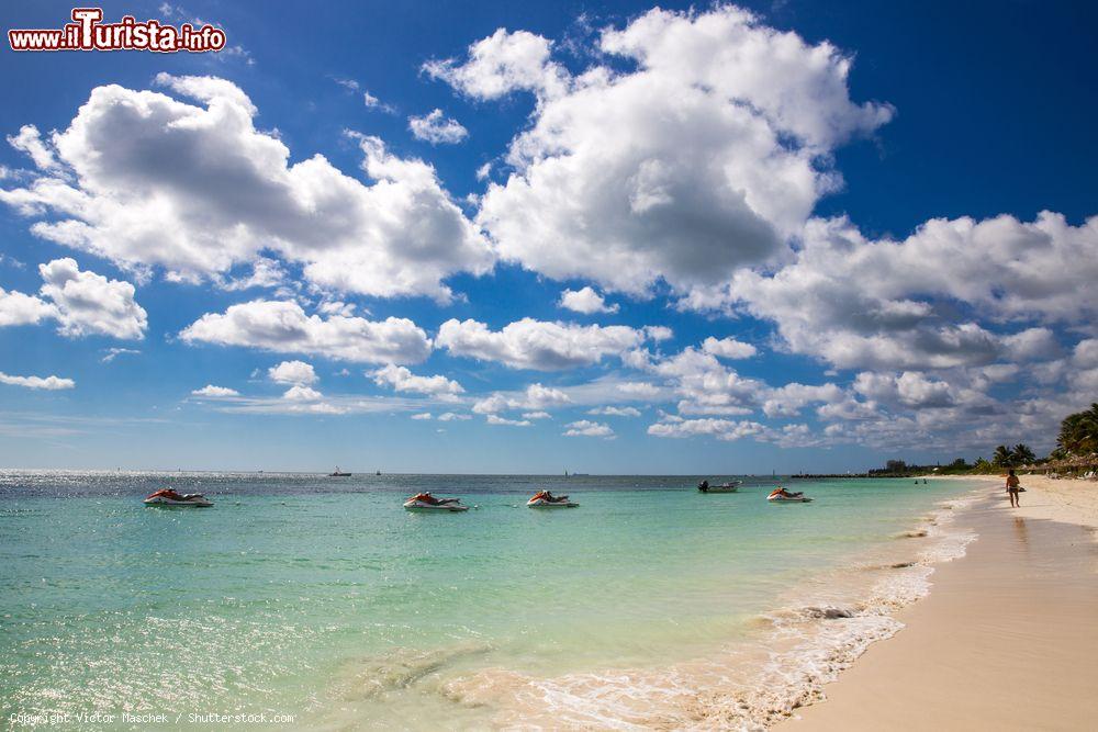 Immagine La spiaggia privata dei passeggeri di una nave da crociera vicino a Freeport, Grand Bahama. Sullo sfondo, moto d'acqua a noleggio per una divertente esperienza fra le acque dei Caraibi - © Victor Maschek / Shutterstock.com