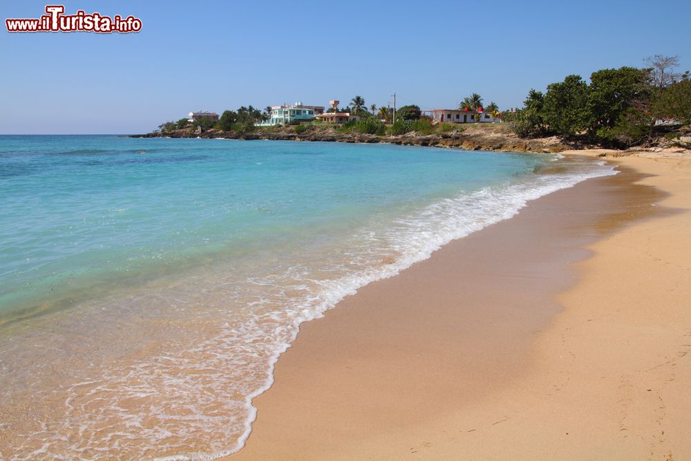 Immagine La spiaggia di Rancho Luna, una località a 18 km sud-est di Cienfuegos (Cuba), sul Mar dei Caraibi.