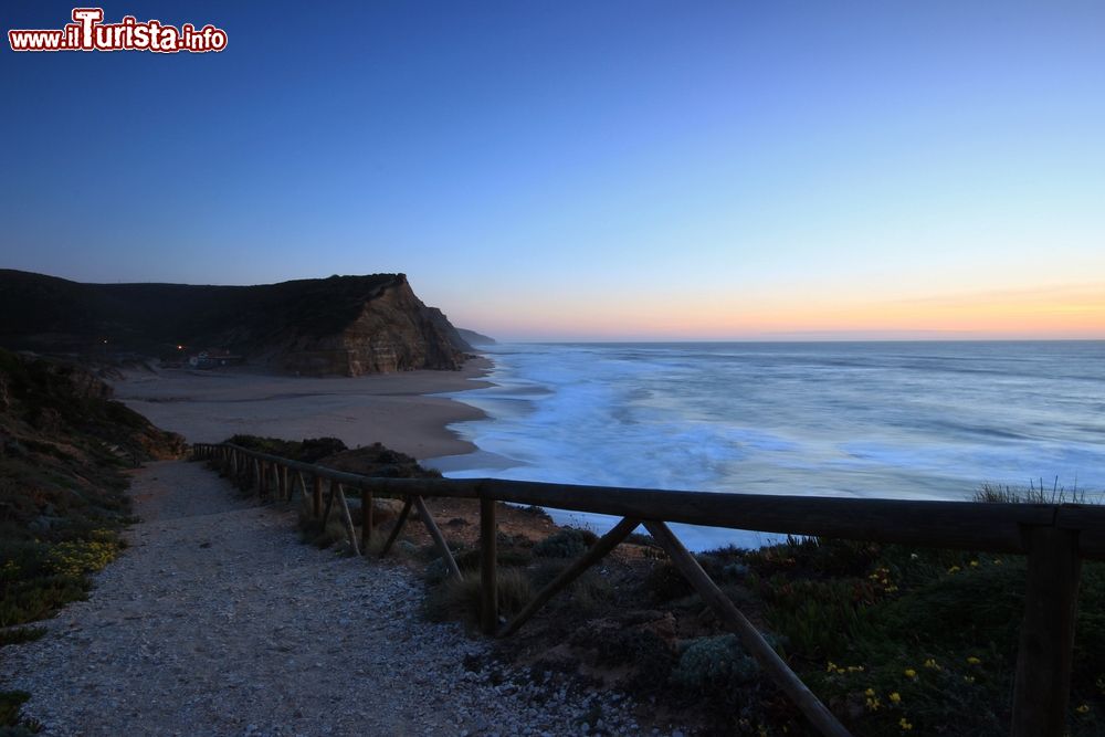 Immagine Spiaggia rocciosa di Sao Juliao fotografata al tramonto a Ericeira, Portogallo.