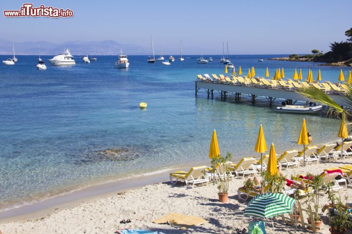 Immagine Spiaggia attrezzata ad Antibes, Francia - Venticinque chilometri di costa, di cui ben sette occupati da una bianca distesa di sabbia, caratterizzano il litorale di Antibes. Le spiagge sono quasi tutte libere anche se in alcuni tratti, specialmente nei pressi di ristoranti e bar, non mancano sdraio e ombrelloni a pagamento © Giancarlo Liguori / Shutterstock.com