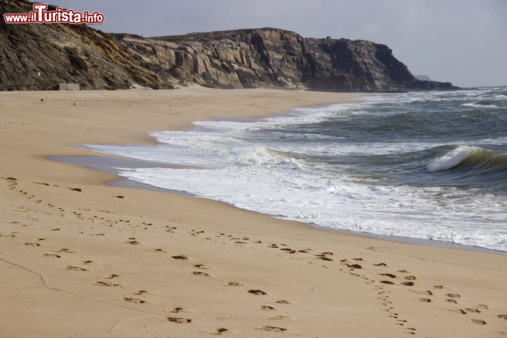 Immagine La bella spiaggia sabbiosa di Santa Rita nei dintorni di Torres Vedras, Portogallo.