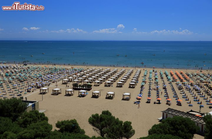 Immagine La spiaggia sabbiosa di Lignano Sabbiadoro in Friuli Venezia Giulia.