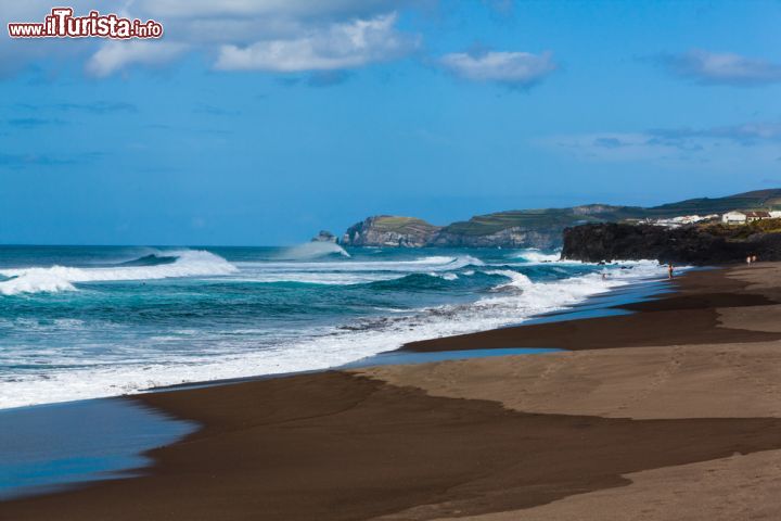 Immagine Spiaggia sabbiosa lungo la costa di Sao Miguel, isole Azzorre, Portogallo - © 145464841 / Shutterstock.com