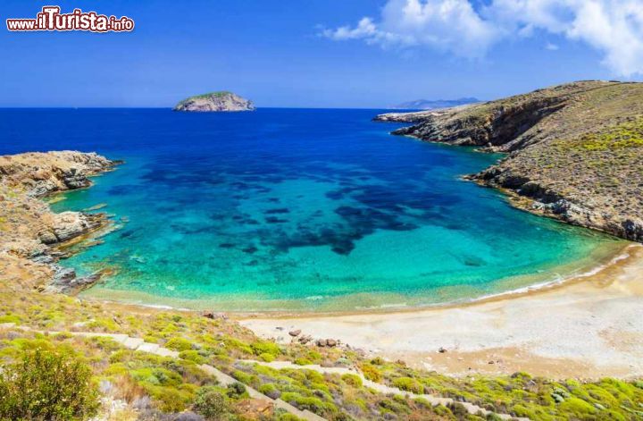 Immagine Spiaggia sabbiosa sull'isola di Serifos, Grecia. Uno dei suggestivi paesaggi offerti da questa tipica isola delle Cicladi dove villaggi bianchi, litorali di sabbia, porti tranquilli e colline ripide creano un panorama tutto da scoprire - © leoks / Shutterstock.com