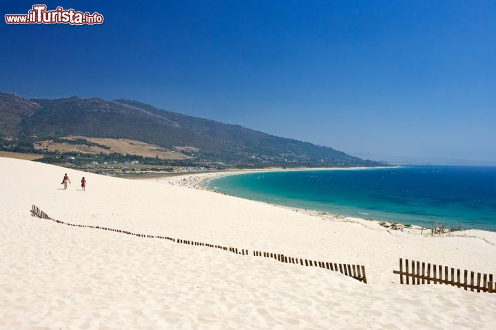 Immagine Staccionata in legno sulla spiaggia di Tarifa, Spagna. Giornata di sole sulla sabbia dorata di Tarifa dove in estate si danno appuntamento turisti e residenti - © Nick Stubbs / Shutterstock.com