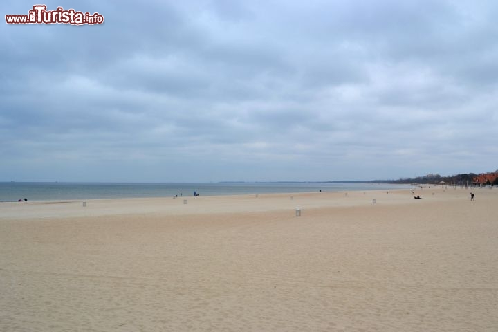 Immagine Spiaggia a Sopot: la spiaggia della cittadina di Sopot è in assoluto la più frequentata della Polonia. Si estende per 4,5 km complessivi sul litorale della Baia di Danzica, sul Mar Baltico.