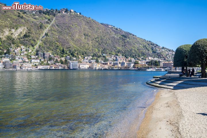 Immagine Spiaggia sul lago di Como, Lombardia - Una bella veduta panoramica del lago di Como, il più profondo d'Italia oltre che quello con maggiore estensione perimetrale e il terzo per superficie e volume. Classificato come uno dei più bei laghi del mondo per il suo microclima e le ville lussose, possiede un bacino di 145 chilometri quadrati © Anilah / Shutterstock.com