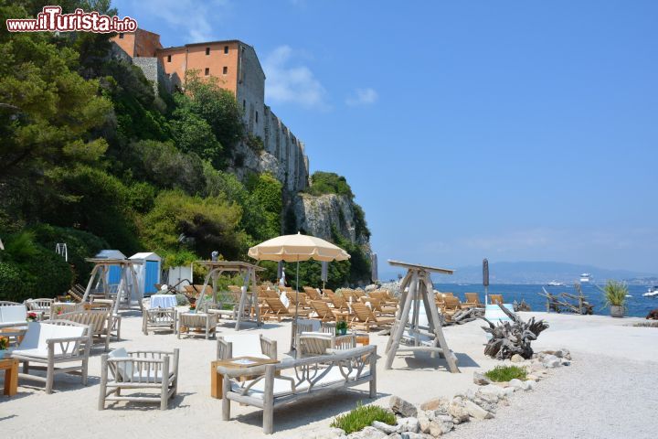 Immagine Spiaggia attrezzata sulle Isole Lerino al largo di Cannes, Costa Azzurra.