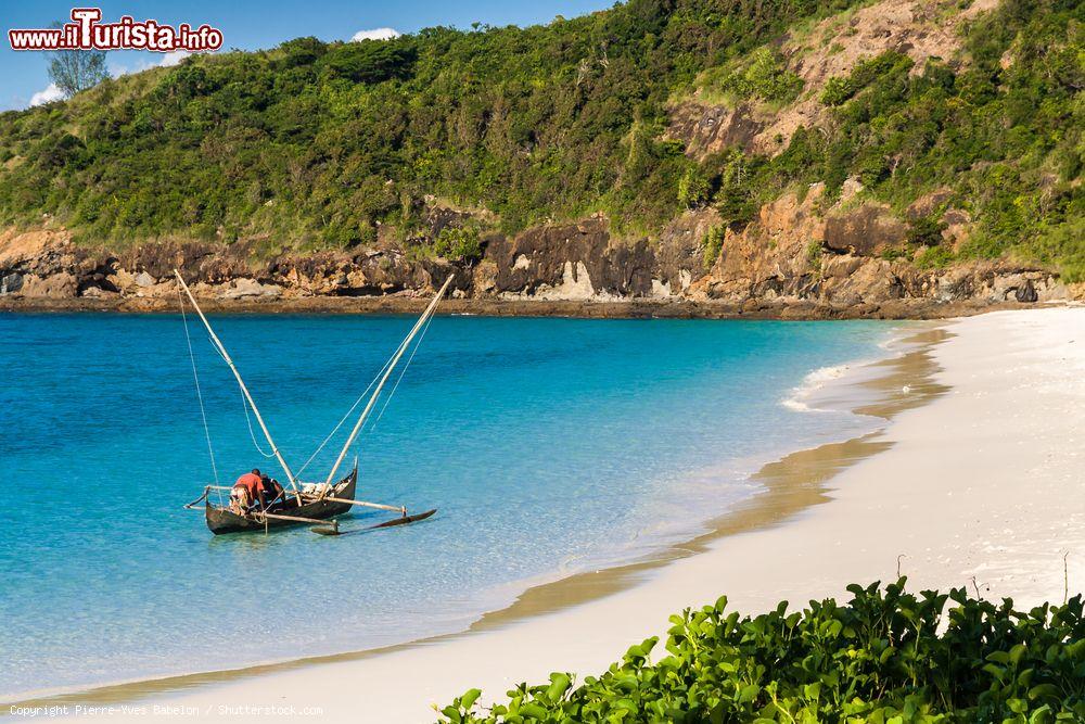 Immagine Spiaggia sull'isola di Tsarabanjina nell'arcipelago di Mitsio, Madagascar. Siamo nella più meridionale delle isole Mitsio che si incontra provenendo da Nosy Be; questo atollo corallino si estende per 22 ettari - © Pierre-Yves Babelon / Shutterstock.com