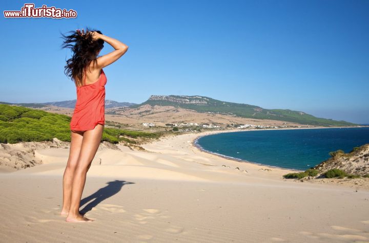 Immagine Spiaggia di sabbia a Bolonia, Spagna. A circa 20 chilometri da Tarifa si trova il villaggio di Bolonia, località turistica della Costa de la Luz che offre un litorale incontaminato - © Quintanilla / Shutterstock.com