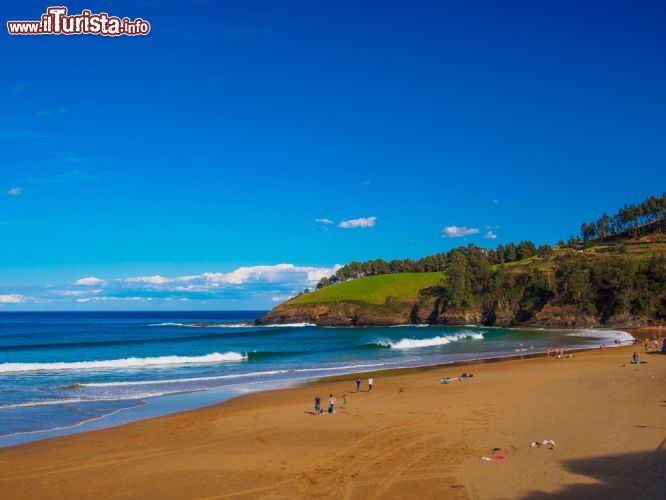 Immagine Spiaggia tra Lekeitio ed Elantxobe lungo la costa nord della Spagna (Paesi Baschi)