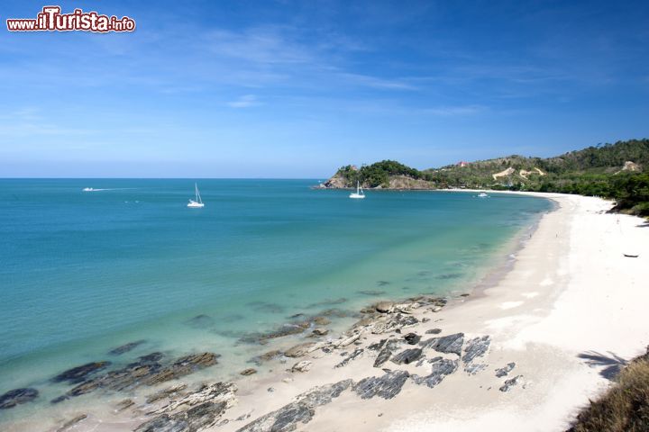 Immagine Spiaggia tropicale a Koh Lanta, Thailandia - Lunghe spiagge sabbiose e fondali corallini sconosciuti al turismo di massa: ecco il biglietto da visita di questa località emergente della Thailandia © Arnon Polin / Shutterstock.com