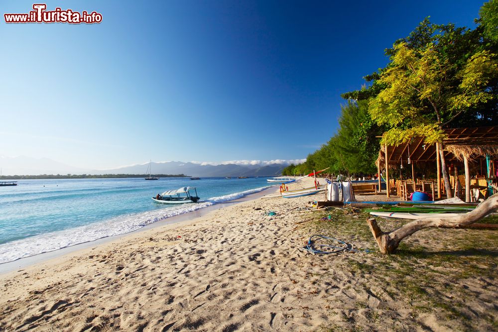 Immagine Spiaggia tropicale al tramonto sull'isola di Gili Trawangan, Indonesia.