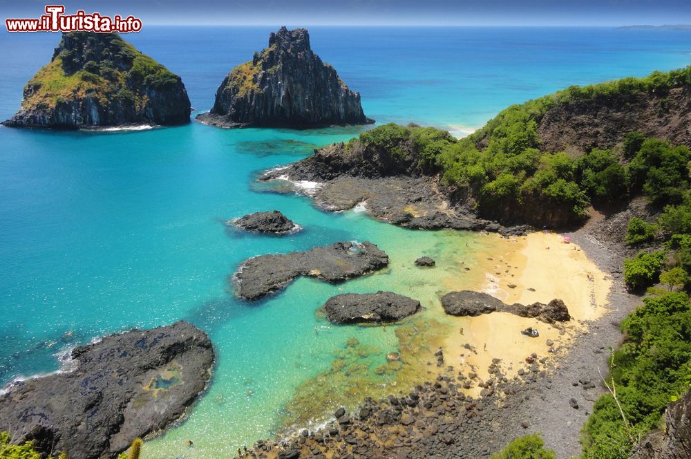 Immagine Una spiaggia tropicale con la barriera corallina sull'isola di Fernando de Noronha, Brasile.