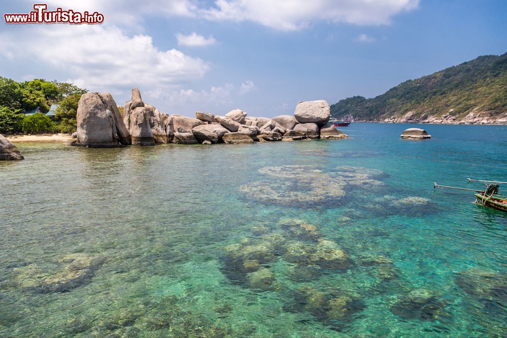 Immagine Una spiaggia tropicale con rocce a Koh Tao, Thailandia. Fondali poco profondi, acque cristalline e barriere coralline sono le caratteristiche di questo territorio asiatico.