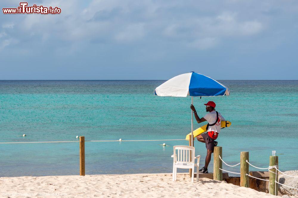 Immagine Un bagnino della croce rossa controlla la spiaggia tropicale di Princess Cays sull'isola di Eleuthera, Bahamas - © byvalet / Shutterstock.com