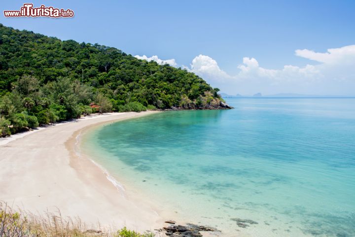 Immagine Spiaggia tropicale e acque cristalline a Koh Lanta, Thailandia - Il Mare delle Andamane, parte dell'Oceano Indiano situato a sud est della baia del Bengala, lambisce il territorio della Thailandia. Lungo circa 1200 chilometri e largo la metà, ricopre con le sue acque una superficie di poco meno di 800 mila km quadrati © Duangdaw / Shutterstock.com