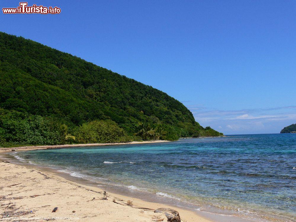 Immagine Spiaggia tropicale nell'arcipelago di Cayos Cochinos, Honduras. Sullo sfondo, montagne e foreste - © Dino Geromella / Shutterstock.com