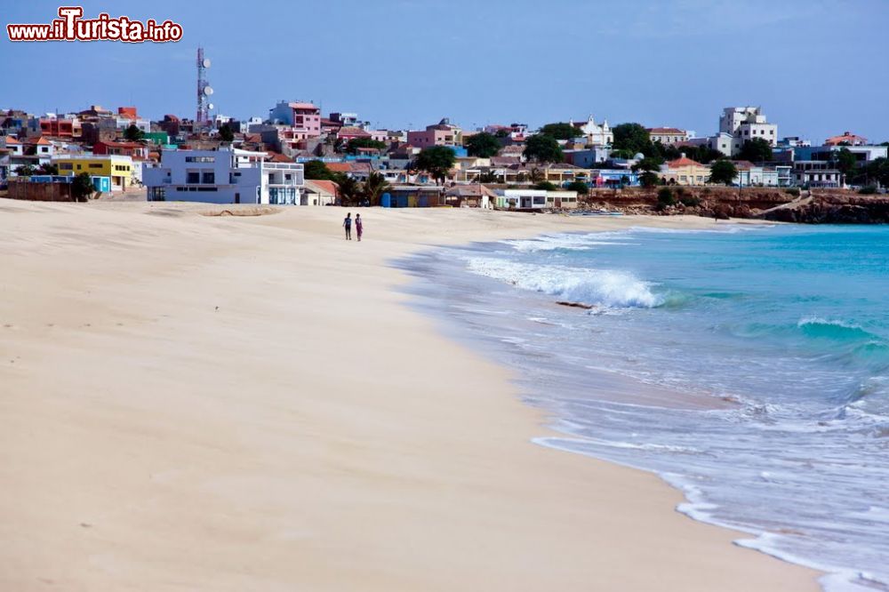 Immagine La spiaggia presso la città di Vila do Maio, sull'isola di Maio (Capo Verde) - © r .onschroeder (ronschroeder) / Panoramio.com