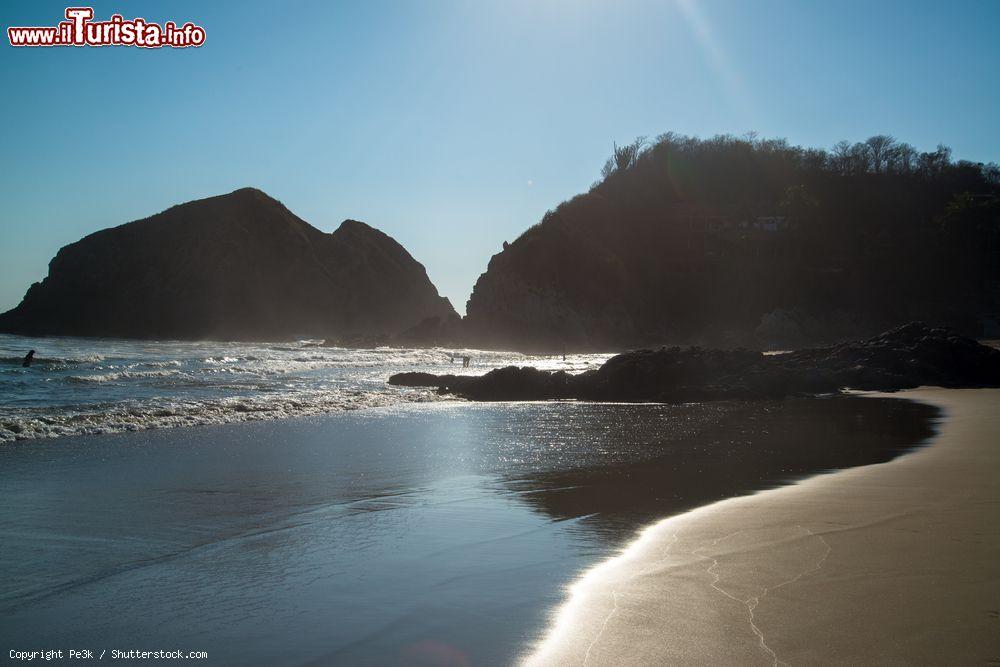 Immagine La spiaggia di Zipolite al calar del sole. Siamo a 70 km da Puerto Escondido, in Messico - © Pe3k / Shutterstock.com