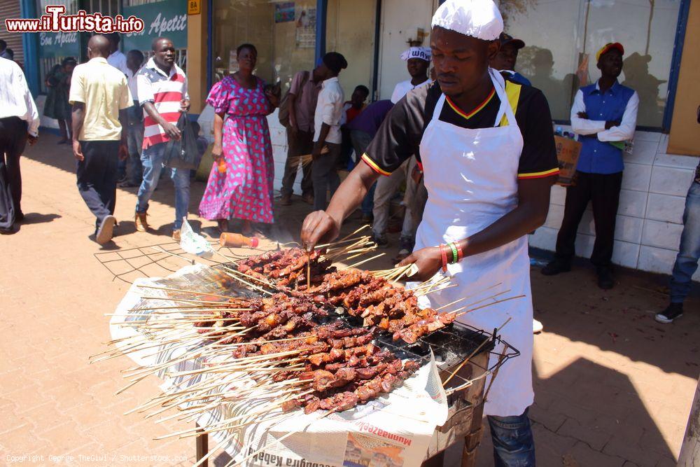 Immagine Spiedini cotti alla griglia in occasione del Kampala City Festival, Uganda (Africa) - © George_TheGiwi / Shutterstock.com