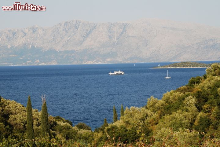 Immagine Spilia Bay dalle colline di Meganissi, Grecia - Scorcio panoramico su una delle baie più famose di quest'isola ionica: dall'alto delle sue colline verdeggianti si può ammirare l'azzurro limpido delle acque che lambiscono la spiaggia © David Fowler / Shutterstock.com