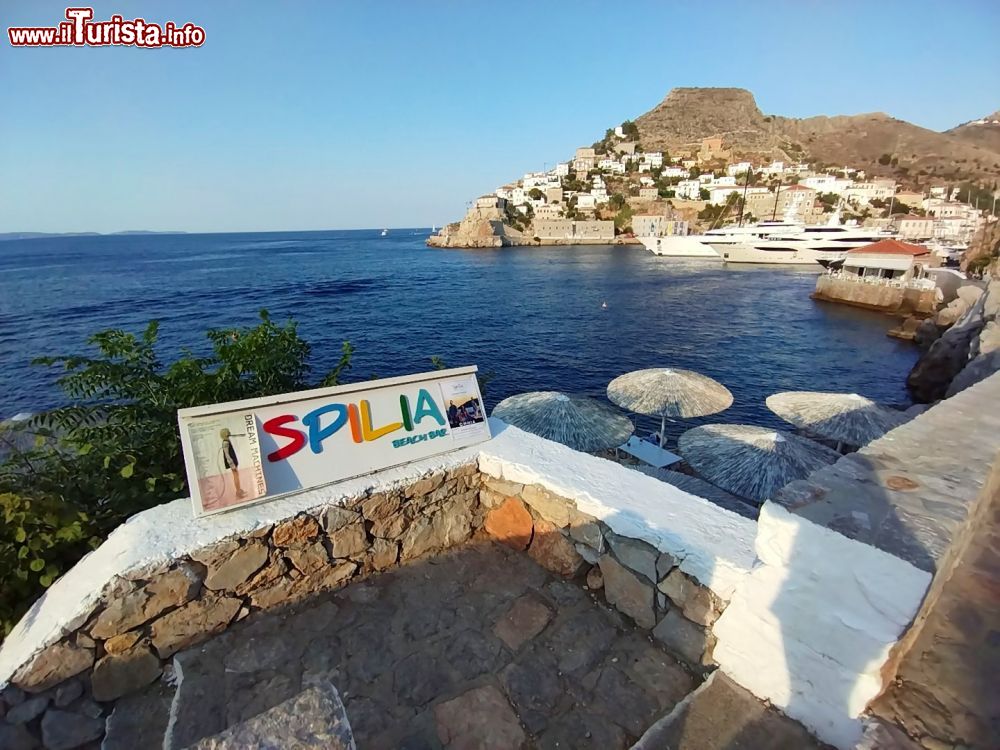 Immagine Lo Spilia Beach Bar, sull'omonima spiaggetta, è un punto di ritrovo molto comune dell'isola di Hydra (Grecia).