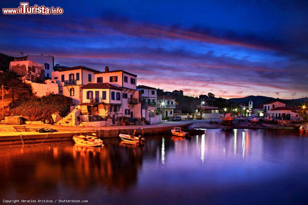 Immagine Splendida alba a Agios Efstratios, Grecia. Quest'isola del mare Egeo è nota anche come "Ai Stratis" ed è una delle terre più piccole e remote abitate dai greci. Ha origini vulcaniche - © Heracles Kritikos / Shutterstock.com