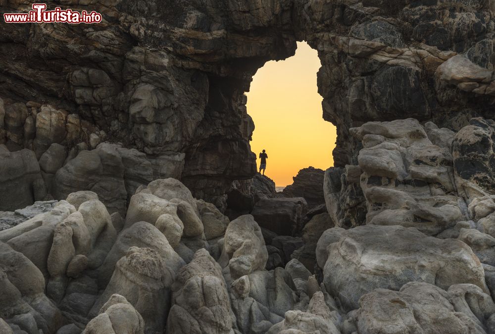 Immagine Una splendida apertura fra le rocce con il tramonto sullo sfondo a Puerto Escondido, Messico - © Leonardo Emiliozzi Ph / Shutterstock.com