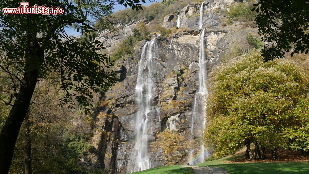 Immagine Splendida panoramica delle cascate di Acquafraggia a Piuro, provincia di Sondrio, Lombardia.