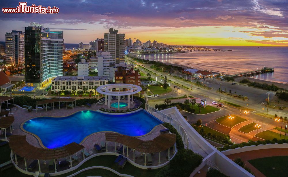 Immagine Una splendida veduta aerea di Punta del Este e dell'Oceano Atlantico al tramonto, Uruguay.
