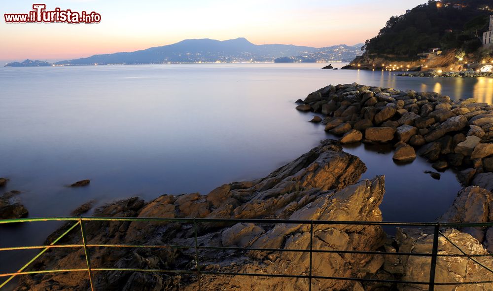 Immagine Splendida veduta al tramonto del Golfo del Tigullio (Liguria): siamo sulla passeggiata di Zoagli, provincia di Genova.