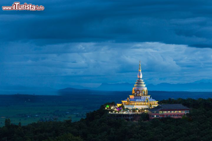 Immagine Splendida veduta by night del Ta Ton Temple nella cittadina di Chiang Mai, vicino a Chiang Rai, Thailandia - © ANUJAK JAIMOOK / Shutterstock.com