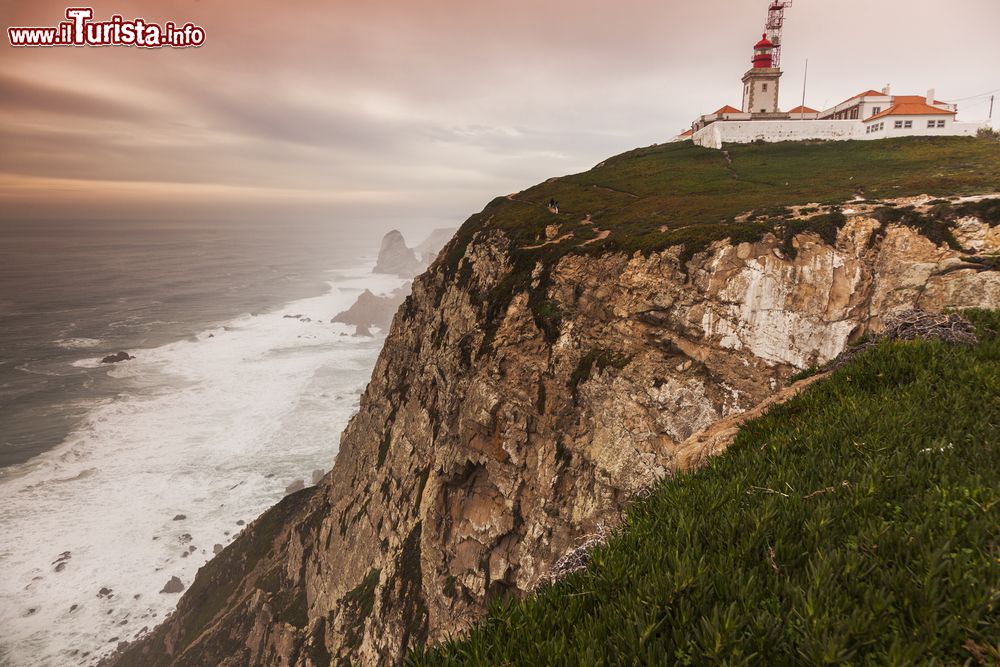 Immagine Una splendida veduta di Cabo da Roca con il faro a Colares, Lisbona, Portogallo. Siamo nel Parco Naturale di Sintra-Cascais: Cabo da Roca è situato a 104 metri sul livello del mare.