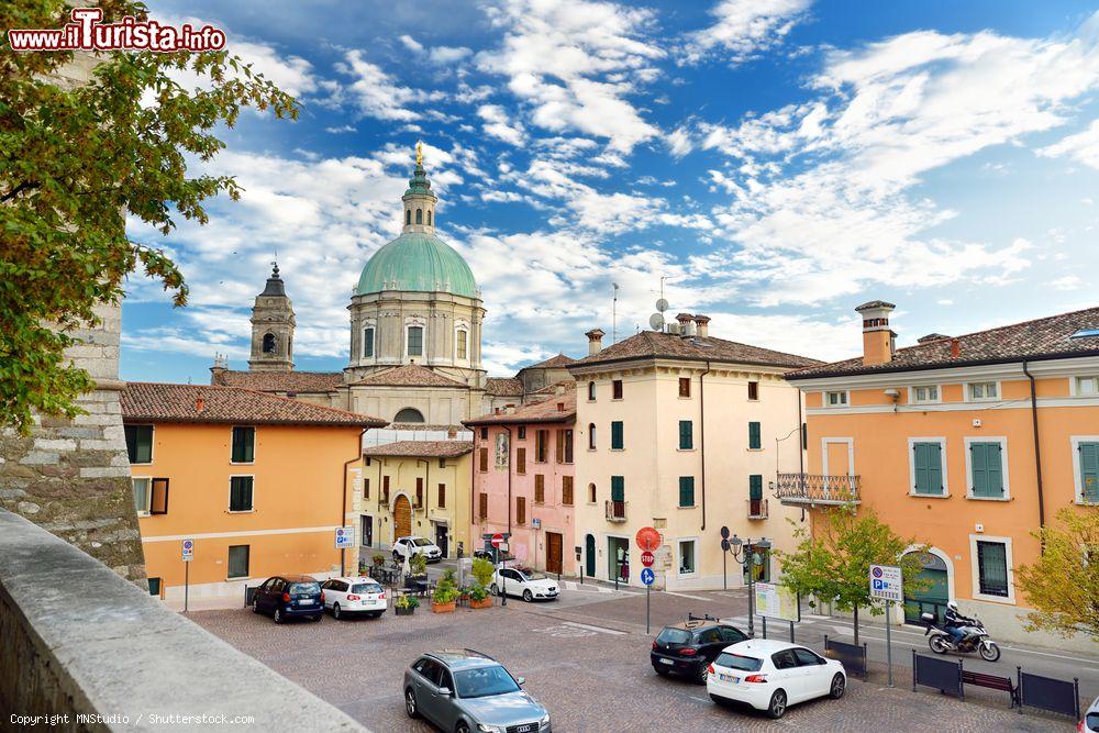 Immagine Splendida veduta di Lonato del Garda in Lombardia con la cupola della Cattedrale e le case colorate del centro storico - © MNStudio / Shutterstock.com