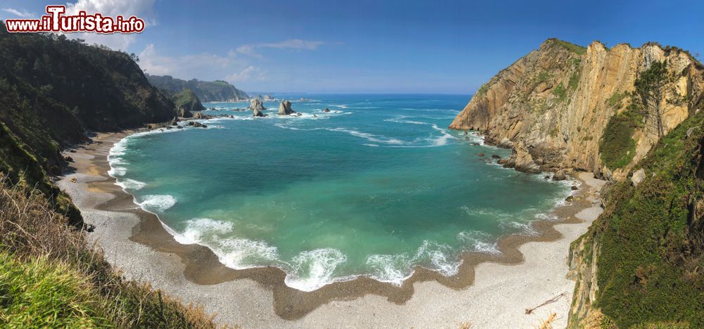 Immagine Una splendida veduta di Playa del Silencio nelle Asturie, Spagna. Siamo a Cudillero, un piccolo paesino nel nord della Spagna. Proprio qui si trova una delle più belle spiagge della costa occidentale: la ghiaia (non c'è sabbia) contribusice a rendere il mare ancora più cristallino.