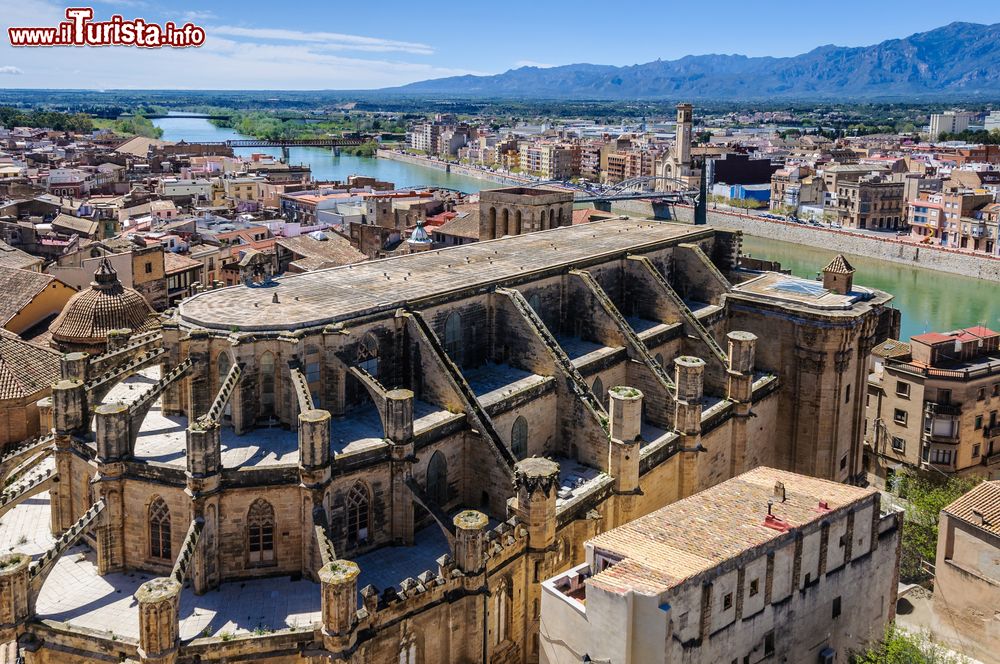 Immagine Splendida veduta panoramica della cattedrale e della città di Tortosa, Spagna, dal castello. La parte antica della città si estende tutta lungo l'Ebro.