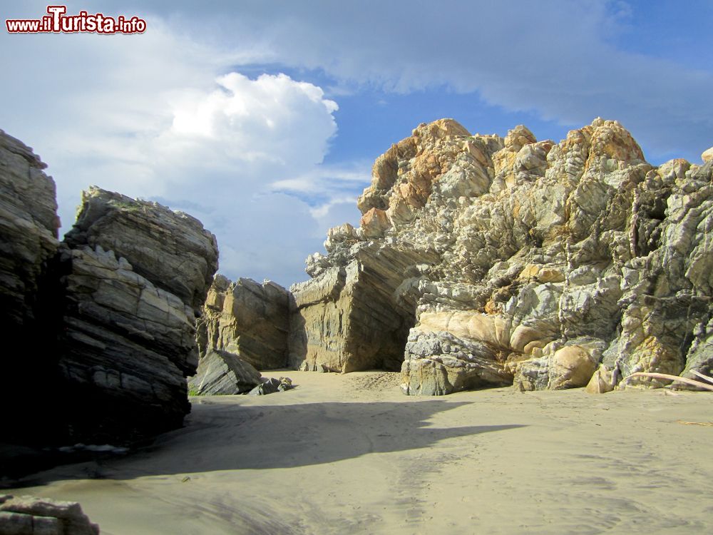 Immagine Le splendide scogliere di Playa Punta, Puerto Escondido, lambite dall'oceano Pacifico in una giornata di sole.