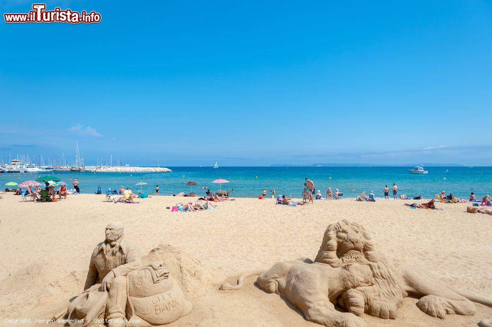 Immagine Splendide sculture di sabbia sulla spiaggia di Le Lavandou, dipartimento del Var (Francia), in estate - © Juergen Wackenhut / Shutterstock.com