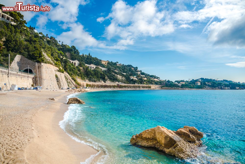 Immagine Una delle quattro splendide spiagge di Villefranche-sur-Mer (Cote d'Azur, Francia).