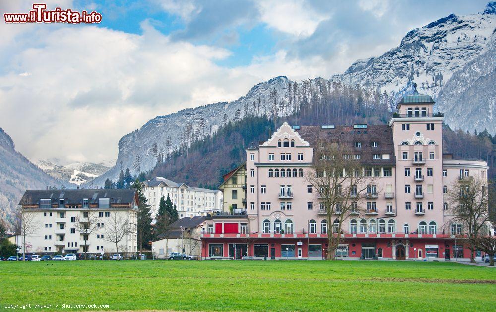 Immagine Splendide vedute alpine innevate con la tradizionale architettura su Alpenstrasse, la via principale di Interlaken, Svizzera - © dnaveh / Shutterstock.com