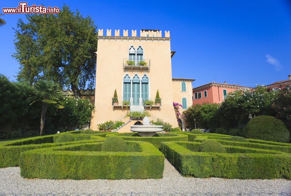 Immagine Uno splendido giardino con villa antica nel cuore di Bardolino, provincia di Verona, Veneto.