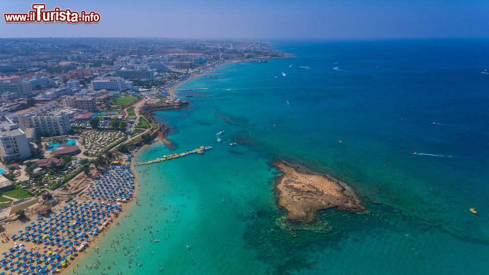 Immagine Splendido panorama aereo dell'isola di Cipro: il villaggio e la costa di Protaras.