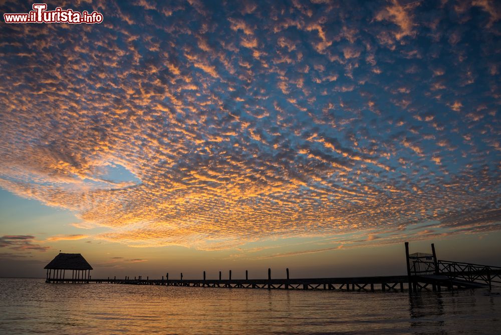 Immagine Uno splendido tramonto su un molo in legno con una capanna, isola di Holbox, Messico.