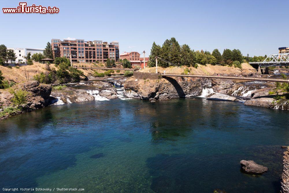 Immagine Spokane river falls con la città dello stato di Washington sullo sfondo, Stati Uniti d'America. Il nome di questa bella cittadina deriva da una tribù di nativi americani e significa "figli del sole" - © Victoria Ditkovsky / Shutterstock.com