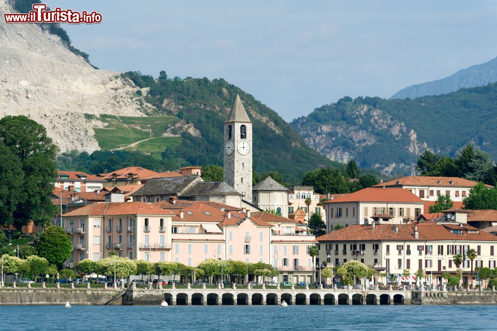 Immagine La sponda del lago Maggiore su cui si affaccia la città di Baveno, Piemonte. Questa incantevole cittadina è nota per le sue acque oligominerali e le cave di granito rosa.